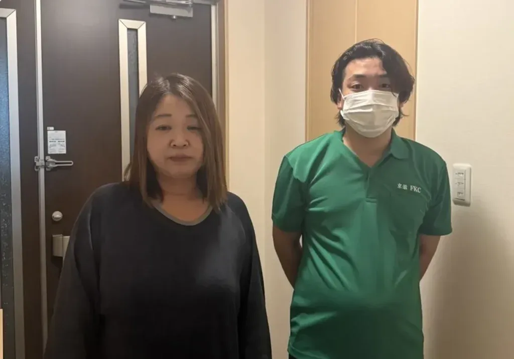 草津市でご依頼のお客様と京滋FKCの担当スタッフ。右がスタッフ。