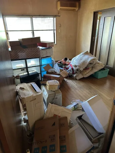 大津市1Kの遺品整理前。寝具や収納ケースが残る室内