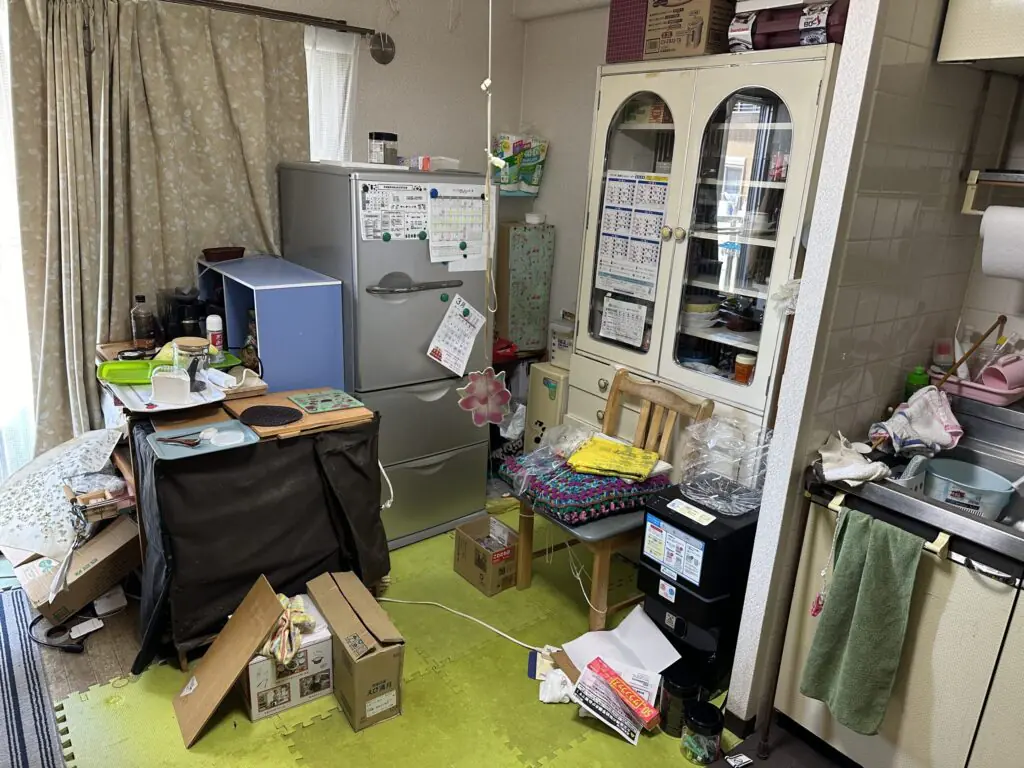 京都市の2LDKで行った遺品整理。搬出前の台所に冷蔵庫、食器棚、生活用品が残っている様子。